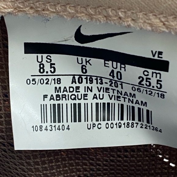 Nike Women’s Zoom Strike 2 Low Running Trainer - Picture 14 of 14